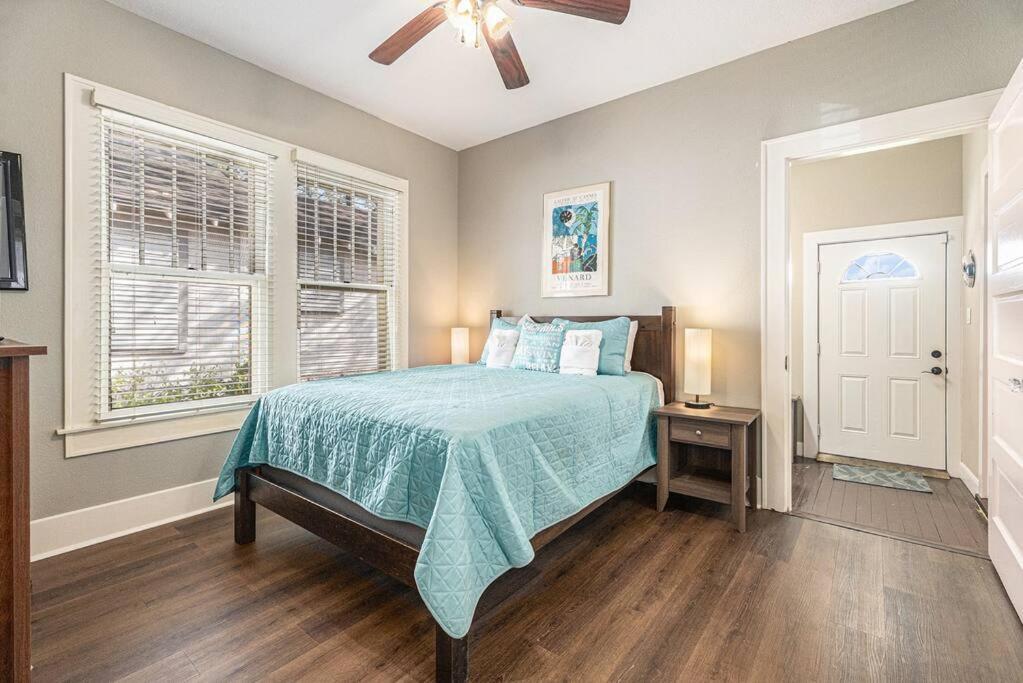 Beachy Bungalow! 2Bd, King Bed 加尔维斯敦 外观 照片